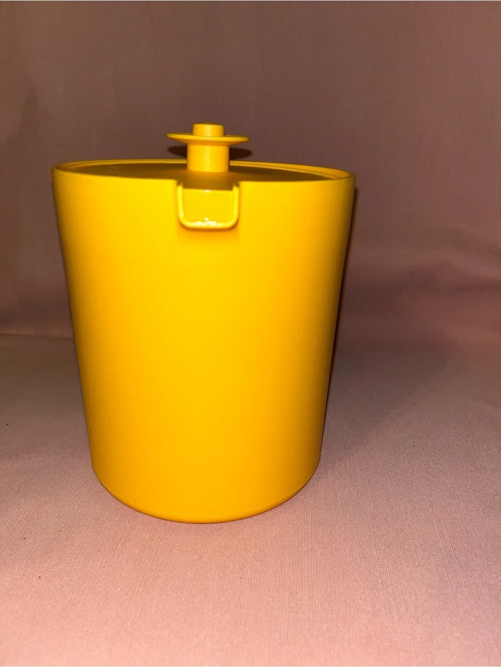 Tupperware 1.5 liter Yellow Plastic Pitcher with Lid - Home Kitchen